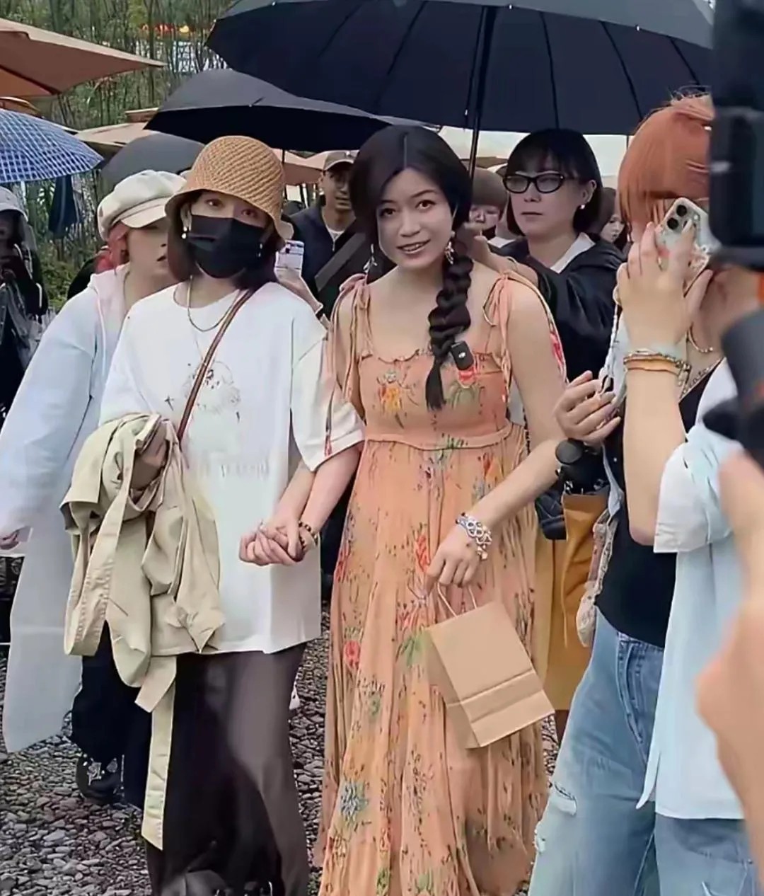哇塞，镜头中的陈妍希发量惊人，衣着土气，面孔发腮，眼睛有些斜视，笑容僵硬，毫无美