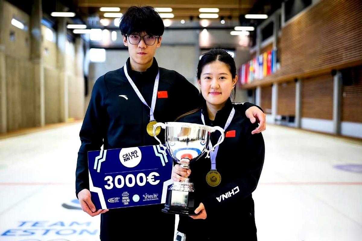 混双冰壶这东西，上来就得把最残酷的规矩甩你脸上：没替补。两个人，一个倒下，比