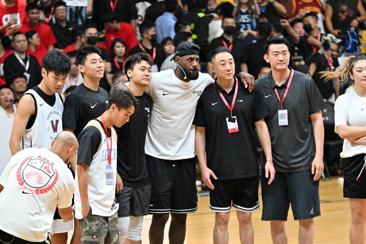 詹姆斯中国行惊天逆转！成都万人空巷碾压上海黑粉，李梦赵睿崔永熙集体膜拜，历史最佳实至名归！