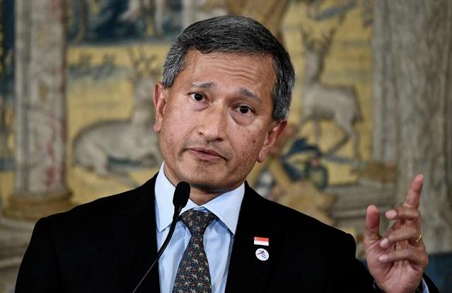 新加坡急了。在东盟的会上，外长几乎是拍着桌子，让中国“尊重”马六甲的地位。翻译一