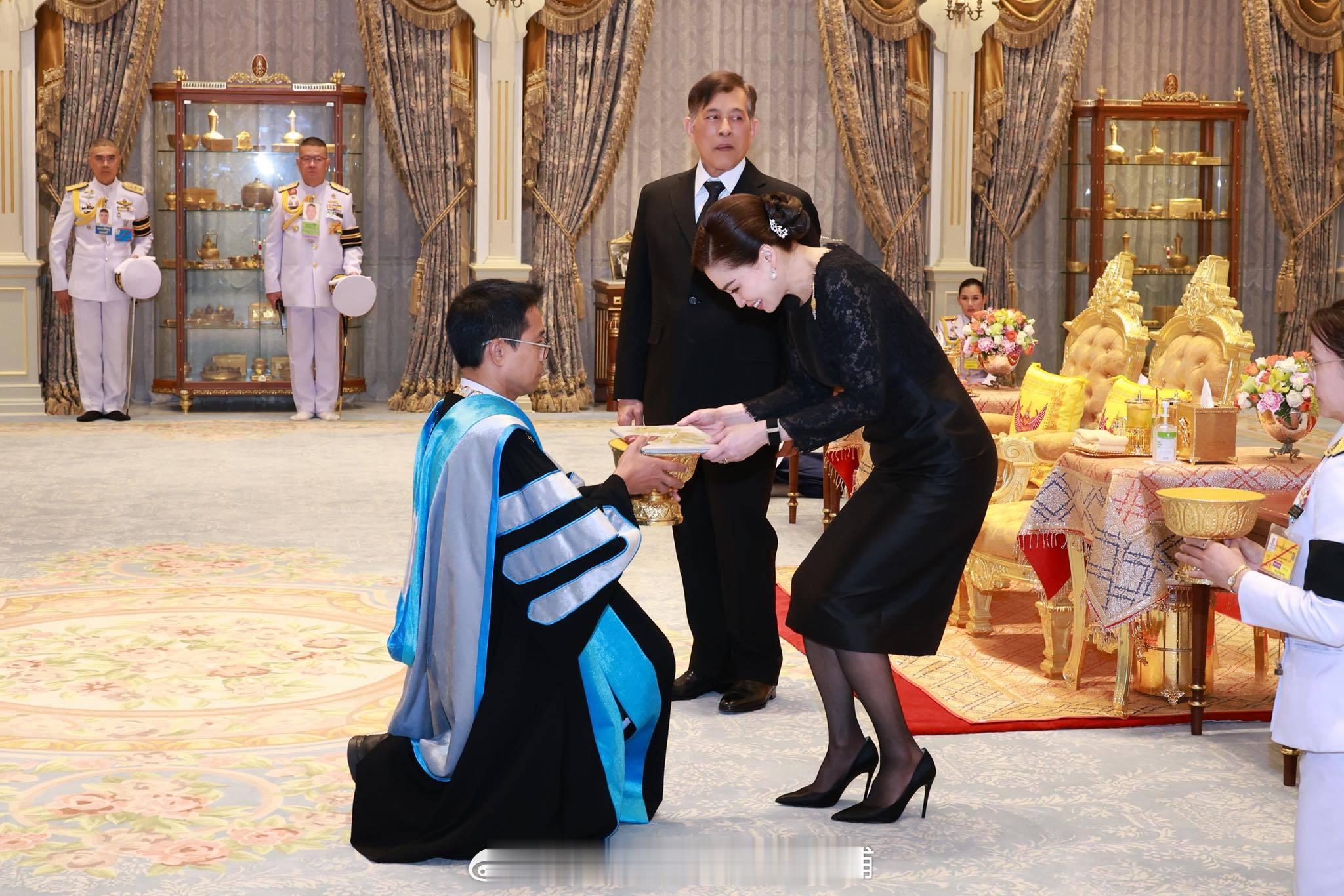 王室王室泰国王室素娘娘2026年2月15日，狗哥素娘娘接受两所大学授予的荣誉学