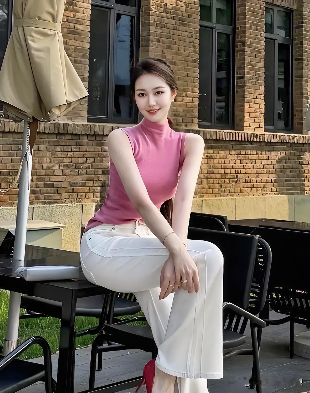一袭粉衣蕴雅章，红鞋轻点溢清芳。发丝微扬藏温婉，从容浅笑透锋芒，宛如繁花深处走来