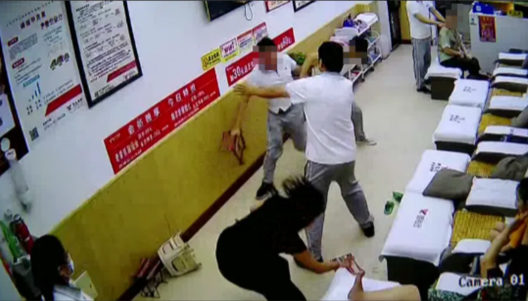 “这下后悔了吧！”湖南长沙，一女子到足疗店修脚，服务时间到了，技师就想走，女子要