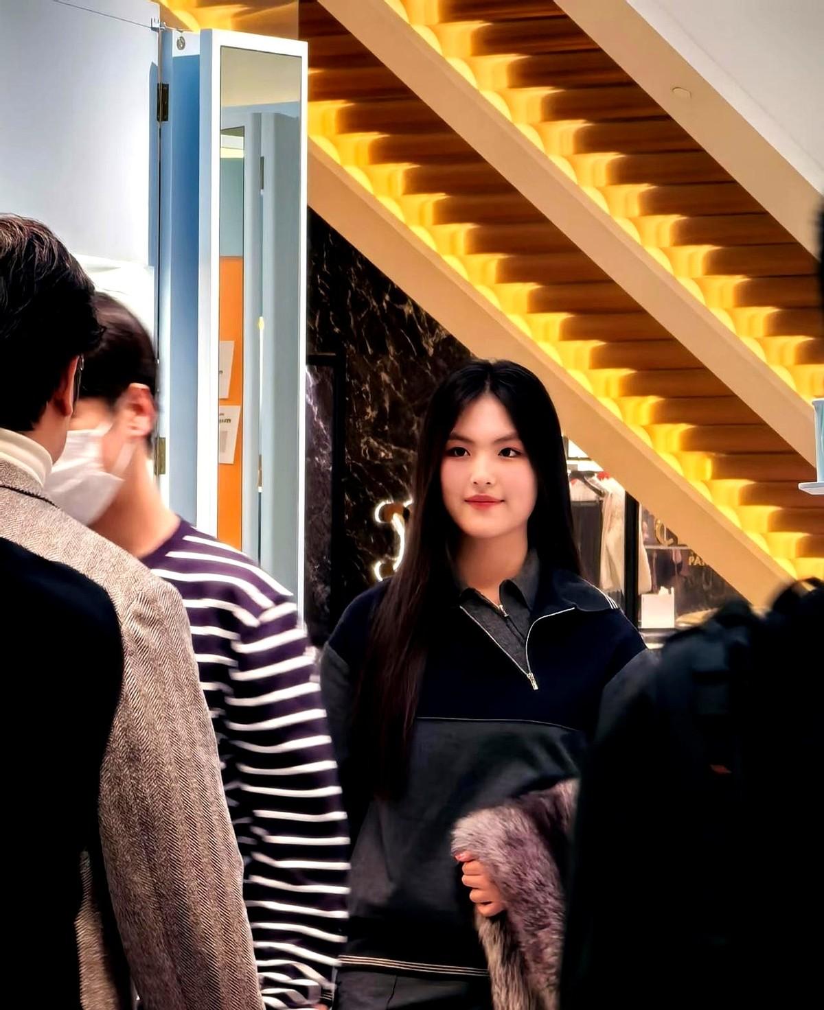 我跟你说，今晚最绝的一幕，不是哪个明星穿了高定，也不是谁的红毯造型翻了车。就是