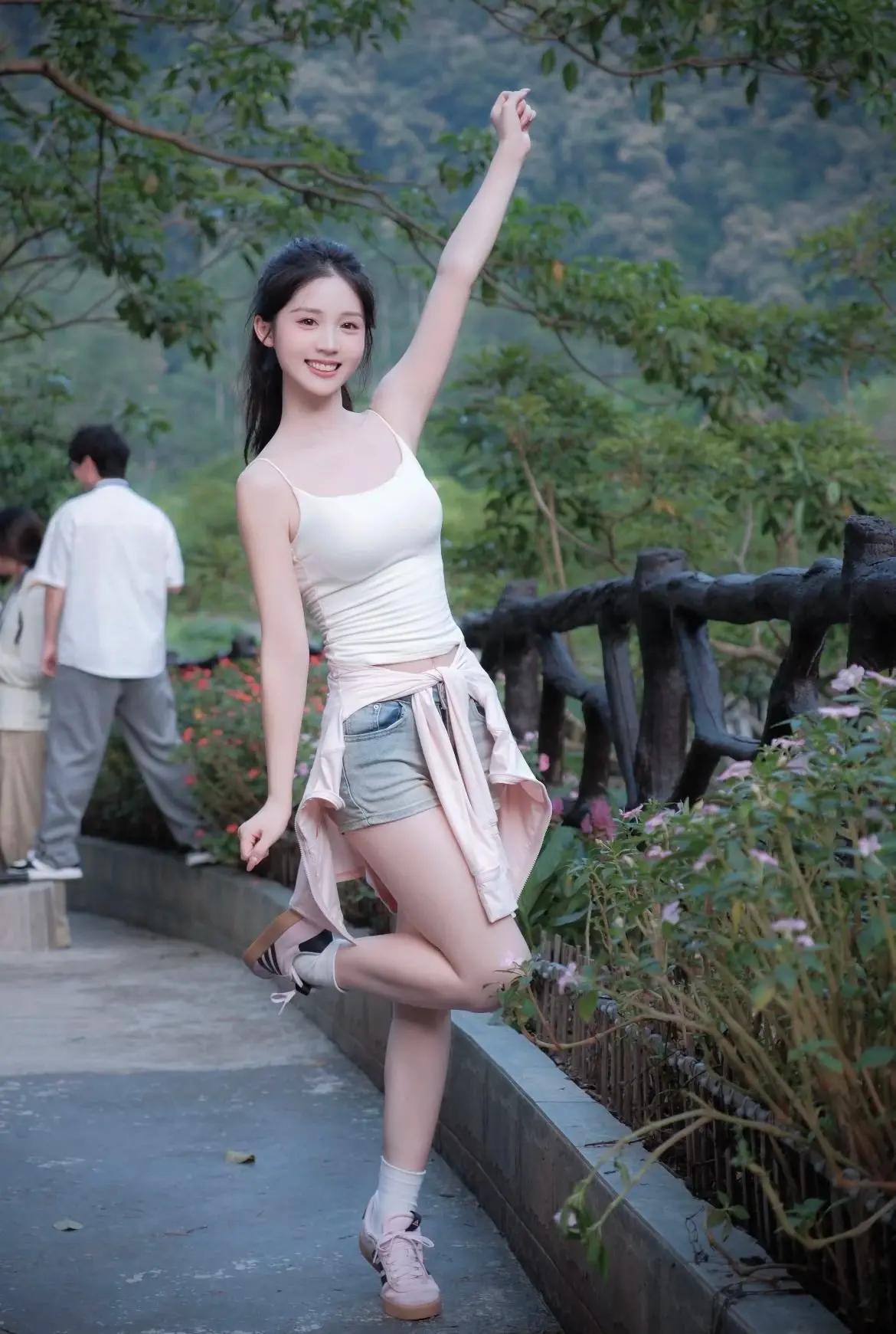 那刺穿云块的阳光就像根根金线，纵横交错，把浅灰蓝灰的云朵缝缀成一幅美丽无比的图案