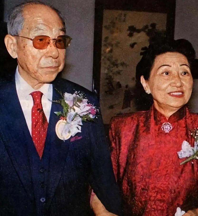 “我这一辈子，欠你的太多了。”2000年，爱国将领张学良突然俯下身，靠近弥留之际