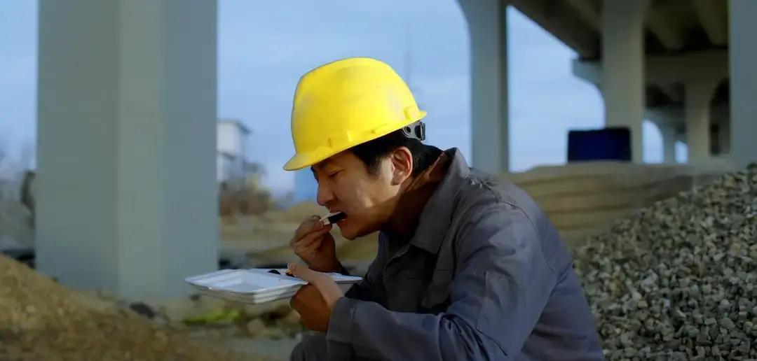 韩国打工戏被删光崔国明原本去三星，镜头里全是夜班、罚款、体检造假。审片后，