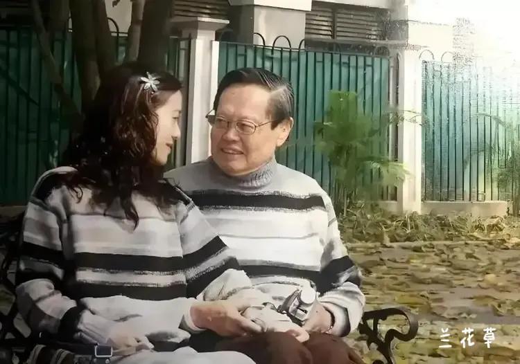 这张照片看着暖暖的，诸多的体贴与尊重，关心及呵护，以及生活与知识的碰撞。杨老走