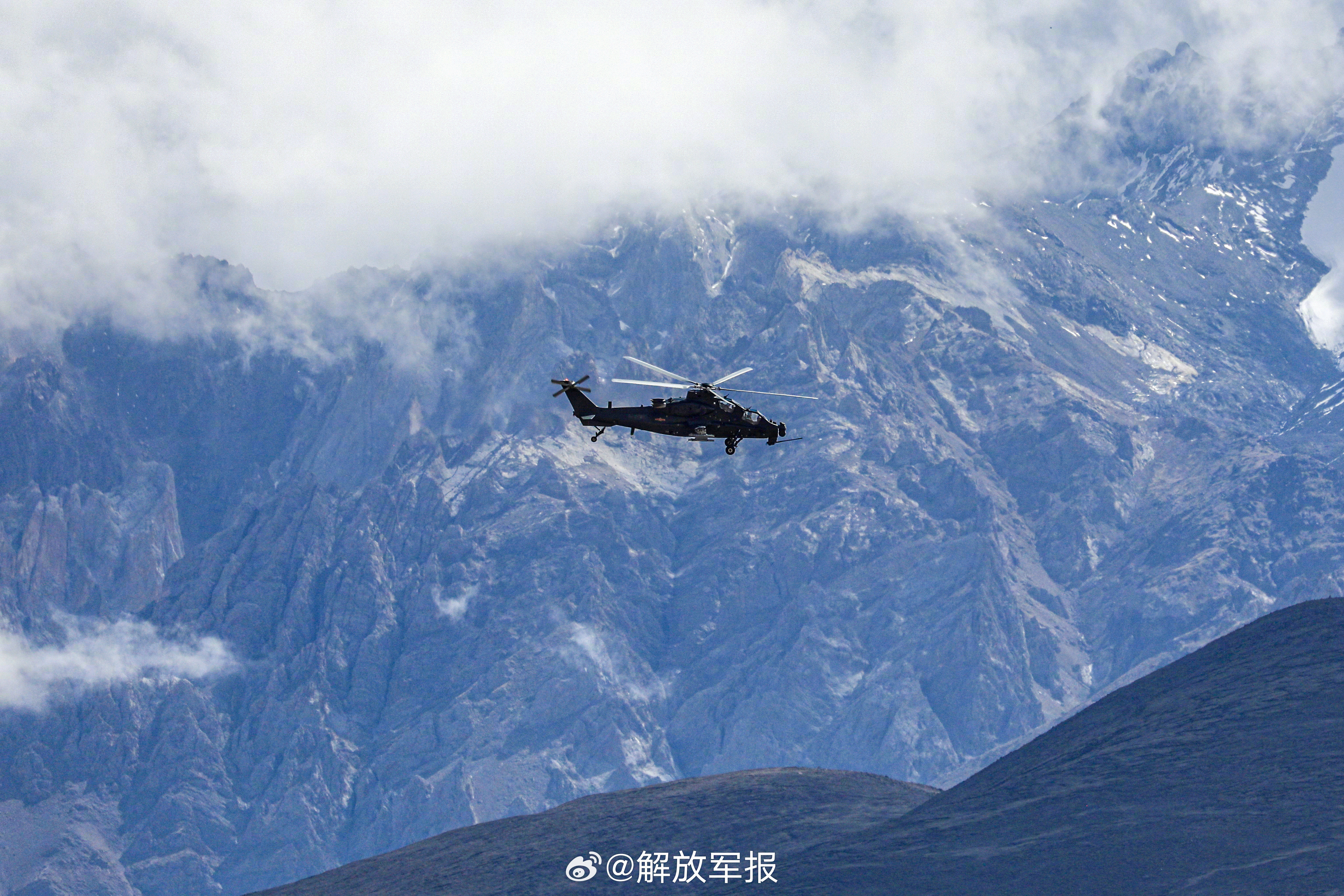 【美！直升机飞行训练图上新】近日，西藏军区某部围绕编队飞行、战术机动等...