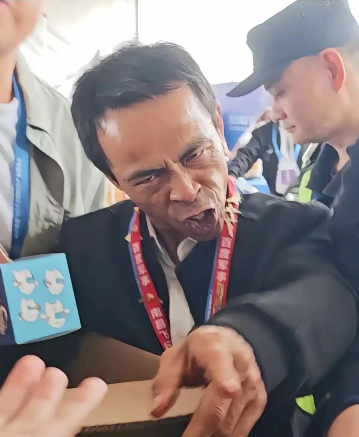 鸡排哥人设塌了？装不下去怎么回事，上网搜了一下，没看出来怎么回事儿，南京卖鸡排