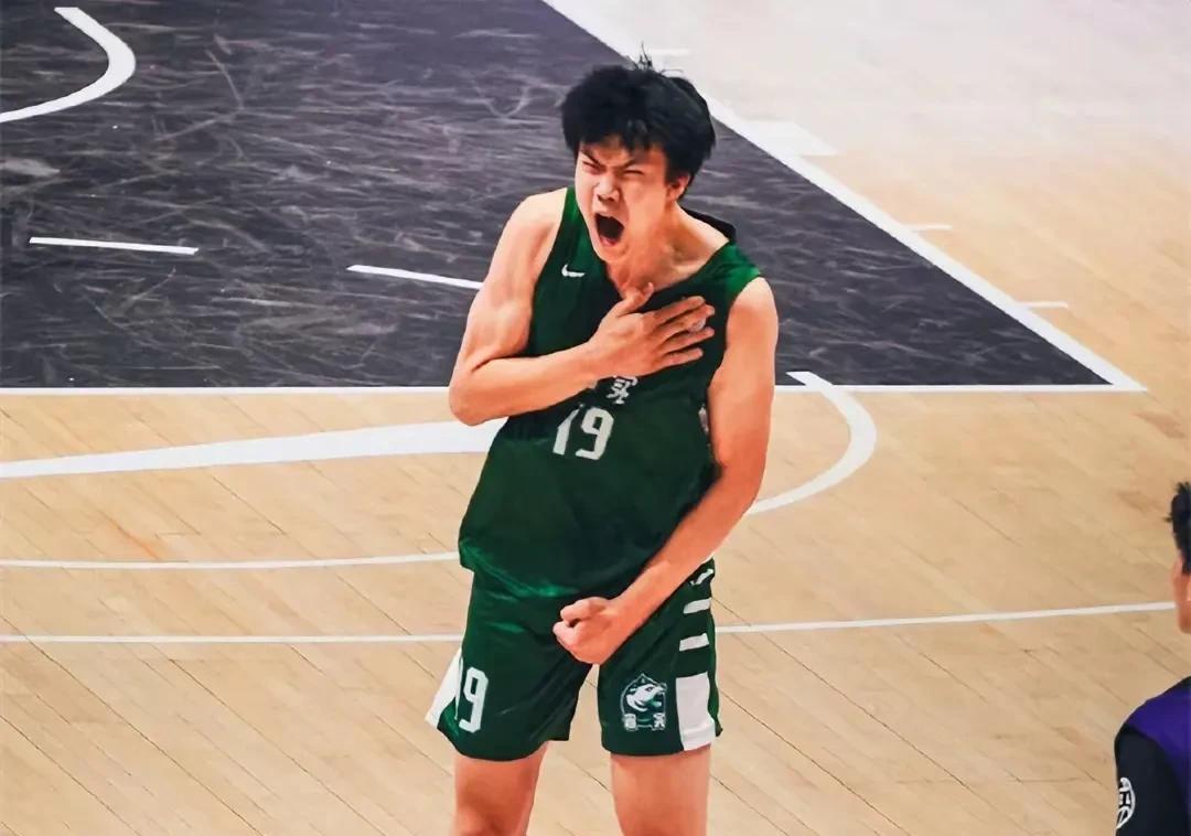 广东天才内线获四所NCAA大学邀请广东实验中学内线球员刘朕赫，在耐高总决赛上表