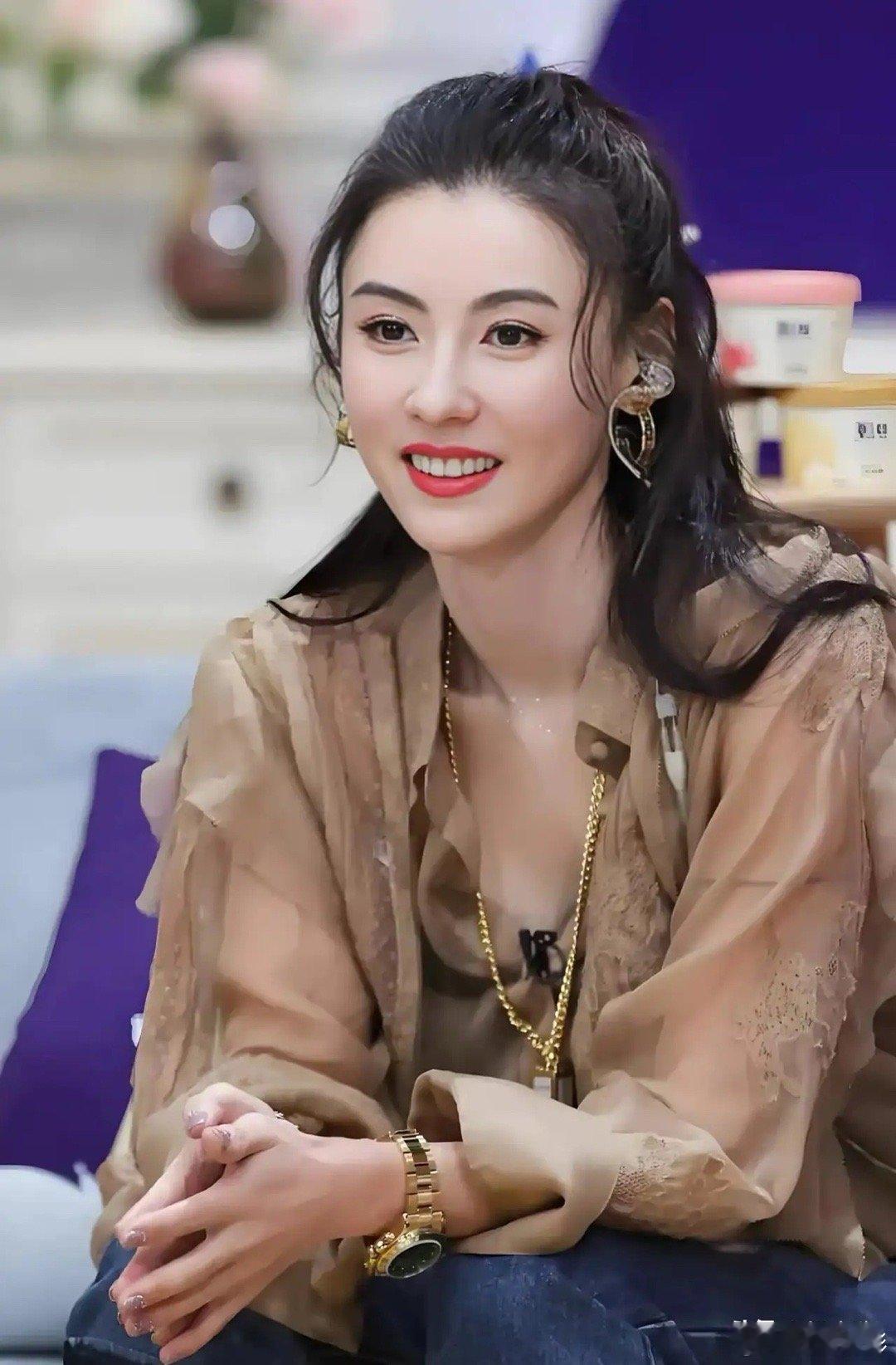 主持人问张柏芝:“你三个儿子都是什么性格?”张柏芝说:“大儿子比较安静,但是一个