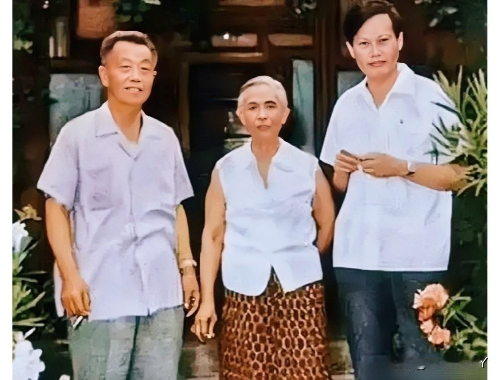 这才是上世纪七十年代杜聿明夫妇与女婿杨振宁在北京的真实貌相，这可不是演戏，而是他