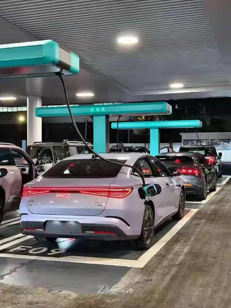 工信部直接给比亚迪闪充定性了——“大国重器”。可就在两个月前，还有人拆了电池护