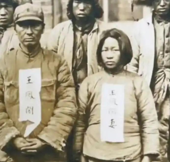 王家大院的小脚老太太裹着三寸金莲，一辈子没出过远门，却在1932年那年冬天做了件