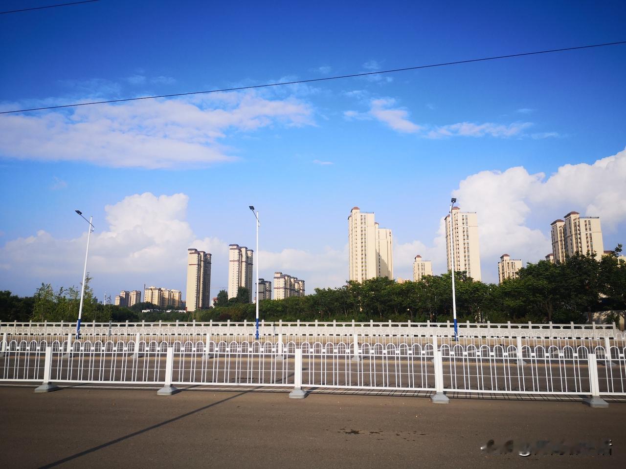 我儿媳是90后的，跟我们一起生活有6年了。说实话，这孩子工作上进，平时对我们也还