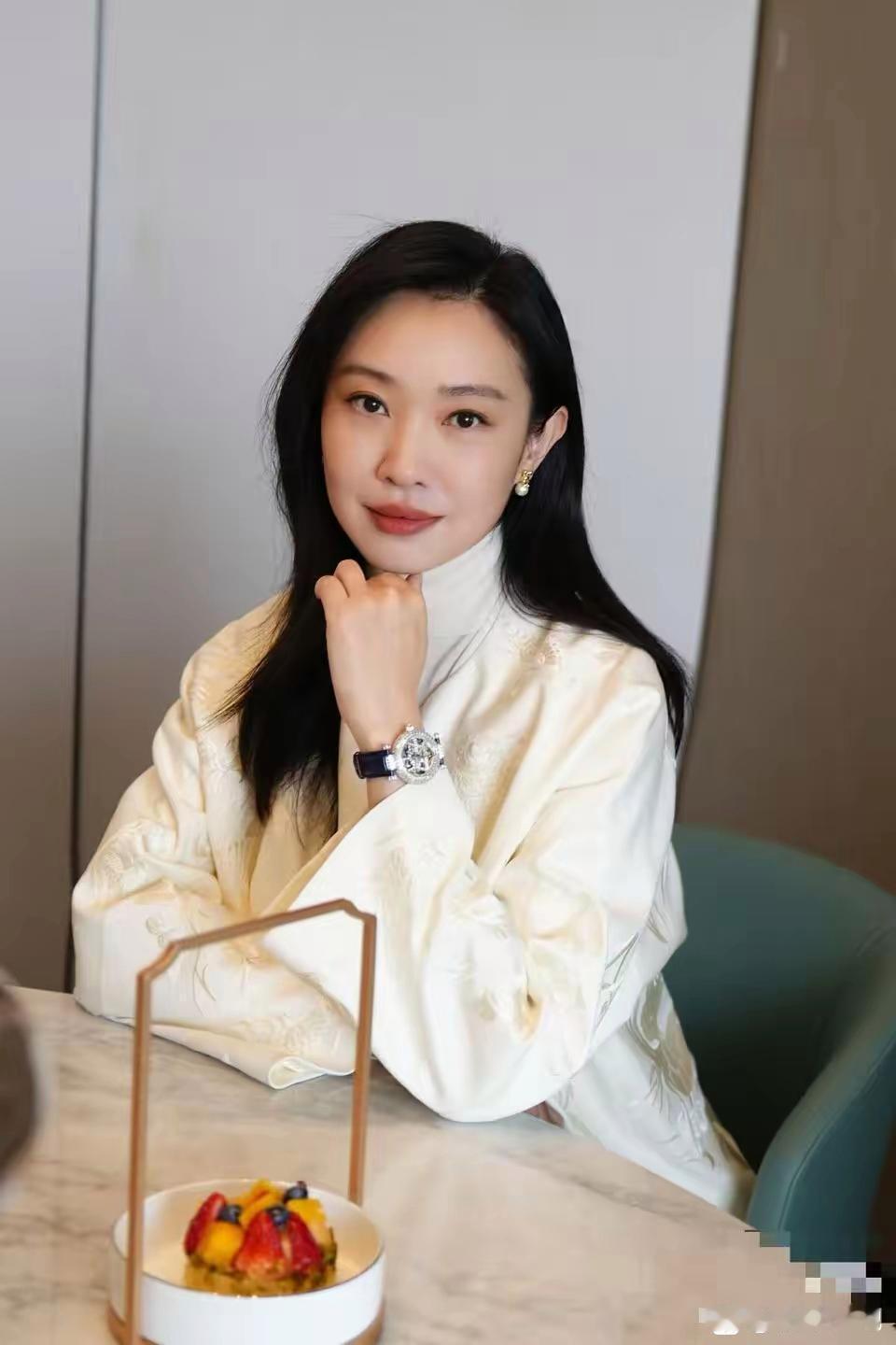 王佳佳不简单倒不是她的戏演的好，而是她的老公竟然是导演杨瑾。如今41岁的王佳