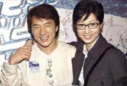 有一次，高晓松问成龙：如果说把你的生活记录下来，恐怕女演员要在舞台上站4排吧。