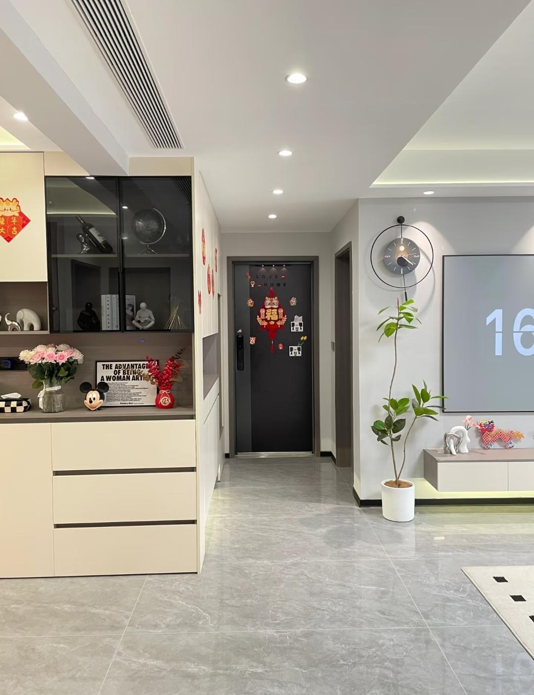 小两口装修时天天忙前忙后，跟楼里人都处得热络，搬新家就兴冲冲请了20多个同事朋友