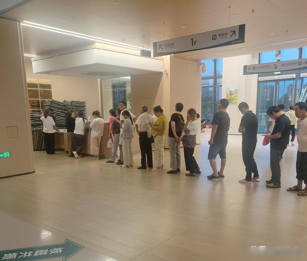 排队租床！这也太壮观了，太吓人了吧！陪老父亲在武汉住院，晚上陪床需要一张躺床