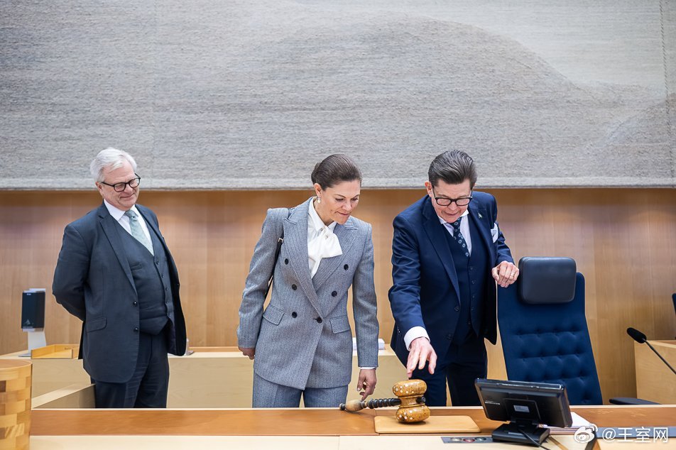 瑞典王室🇸🇪上周，维多利亚女王储和丹尼尔王子参观议会，并深入了解议会的日常管