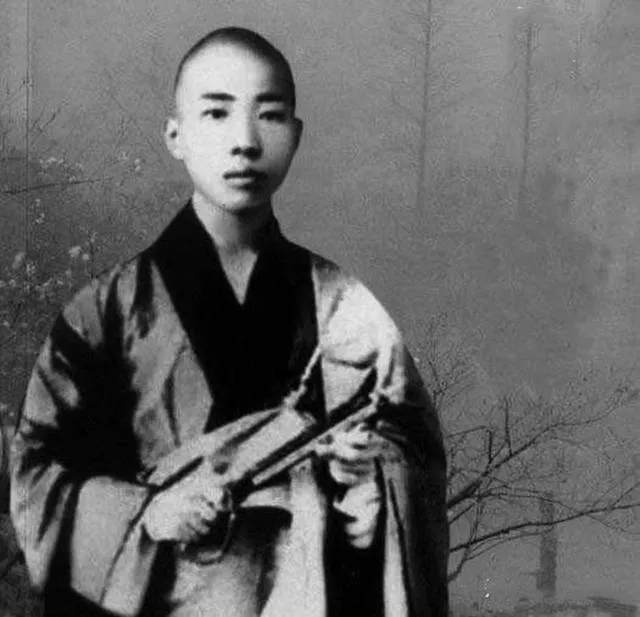 1918年，上海的一家医院里，一位35岁的僧人突然去世，之后人们在他的枕头底下，