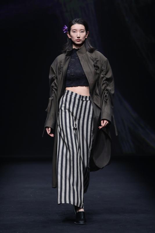 未耒WEILEI·包蕾2026春季中国国际时装周带来的"等风来"秋冬系列穿搭，将