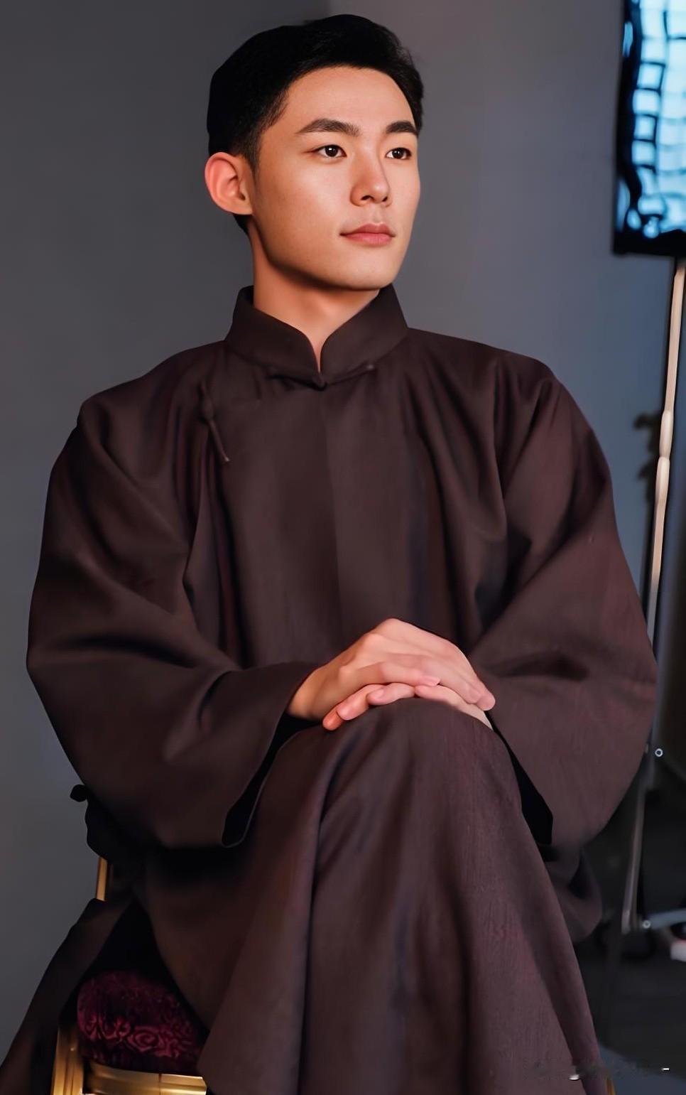 《风与潮》最帅的，不是饰演男主的任嘉伦，也不是饰演柯麟的谭凯，而是饰演马