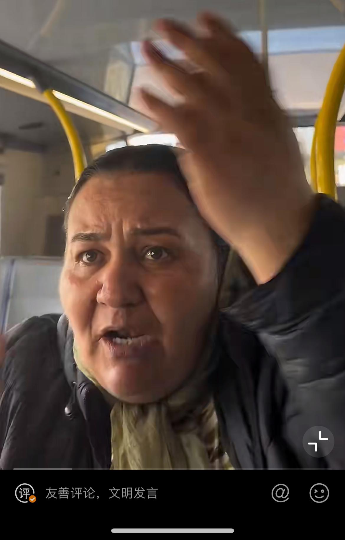 一个移民英国的香港人吐槽，在公交车上被人歧视，叫他滚回中国。香港人很委屈，又不是