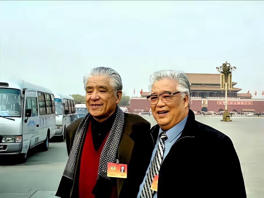 2位著名艺术家李默然和于洋在天安门前合影。特别喜欢李默然，他也曾是春节晚会主