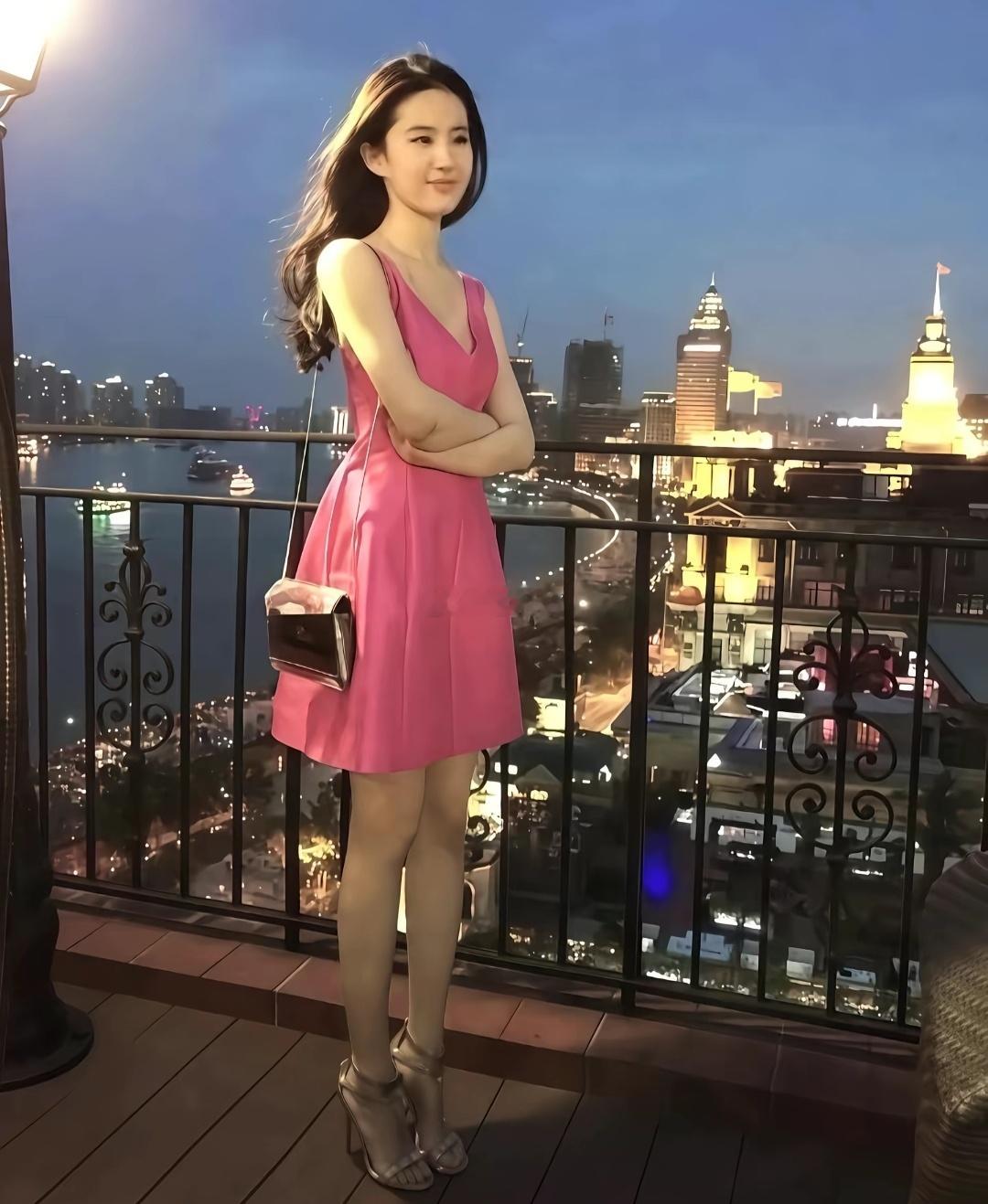 这高跟鞋也太高了，感觉人脚都是竖的。