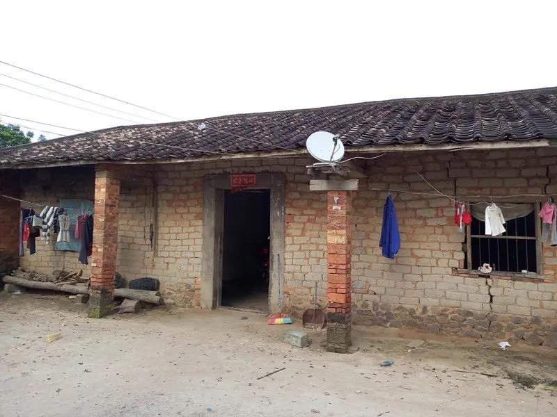 一个大哥跟我吐槽：不敢回家过年了。一问才知道：平时父母在家里各种炫耀，说他们房子