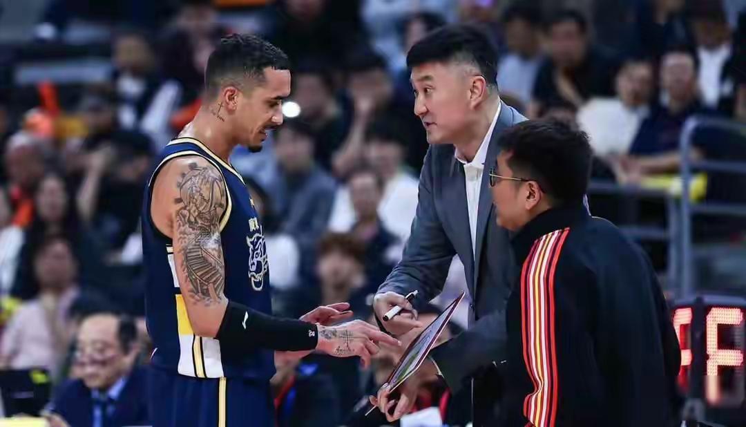 恕我直言，广东男篮陈老板现在有点难办了，引入老态的萨林杰和伤号麦考尔，绝对是杜锋