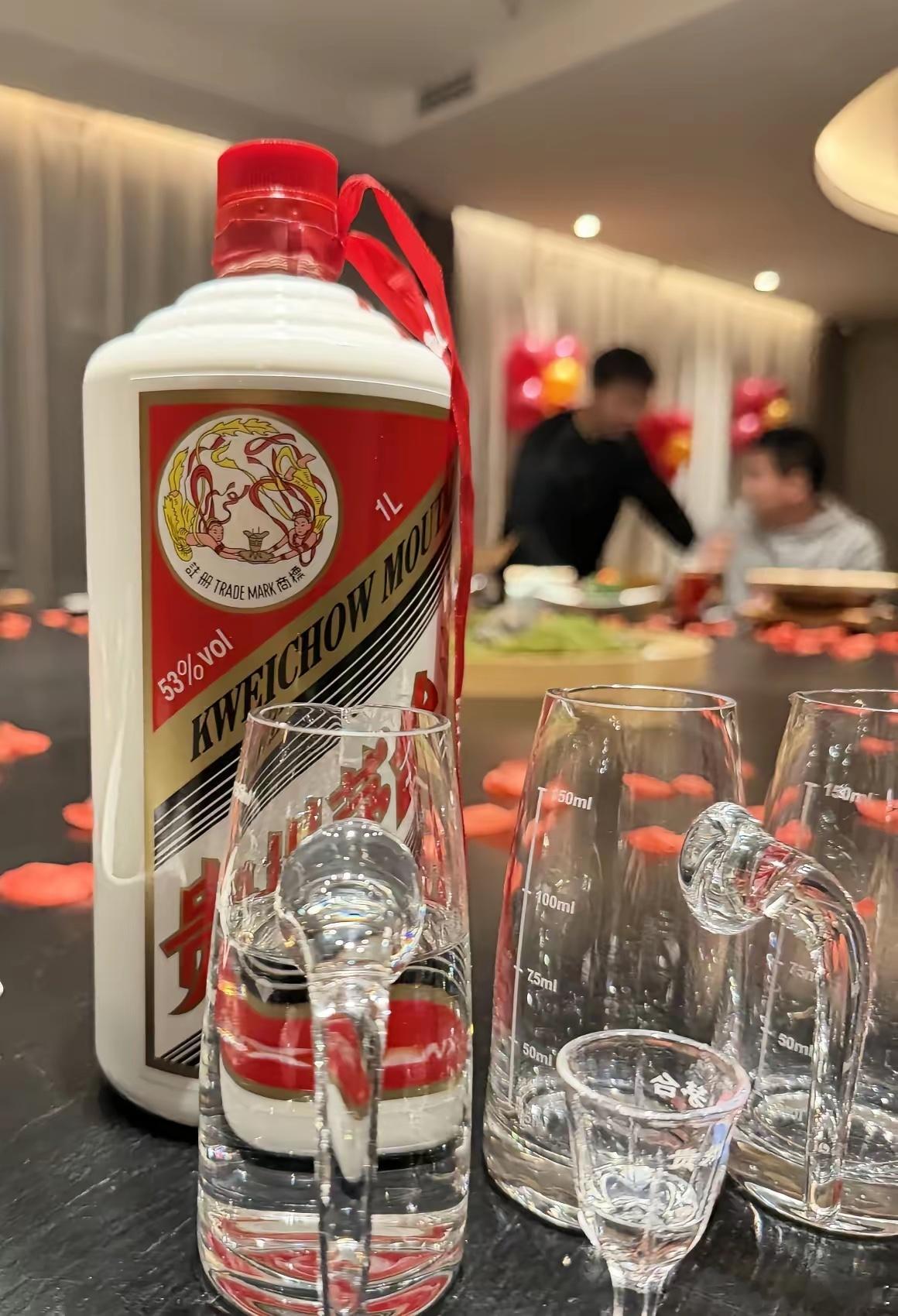 今年中秋白酒战况：茅台最稳，五粮液还能扛，国窖有压力，水井坊难卖。1.贵州茅台