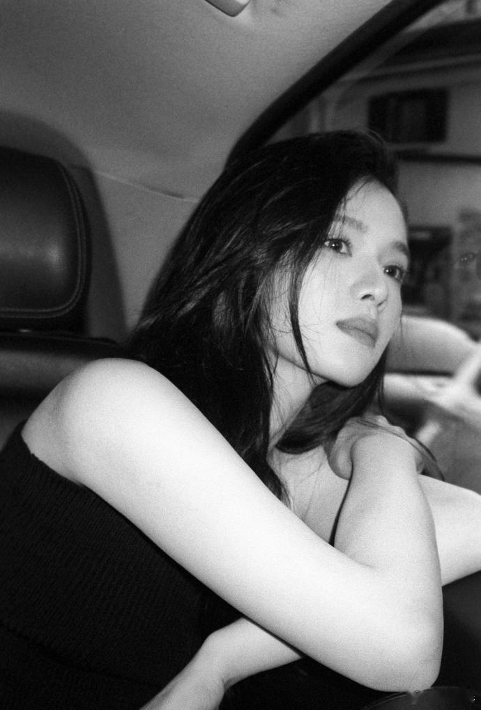 张婧仪好适合拍胶片的一张脸张婧仪黑白胶片照📸把故事的氛围感拉满了呀，真的好