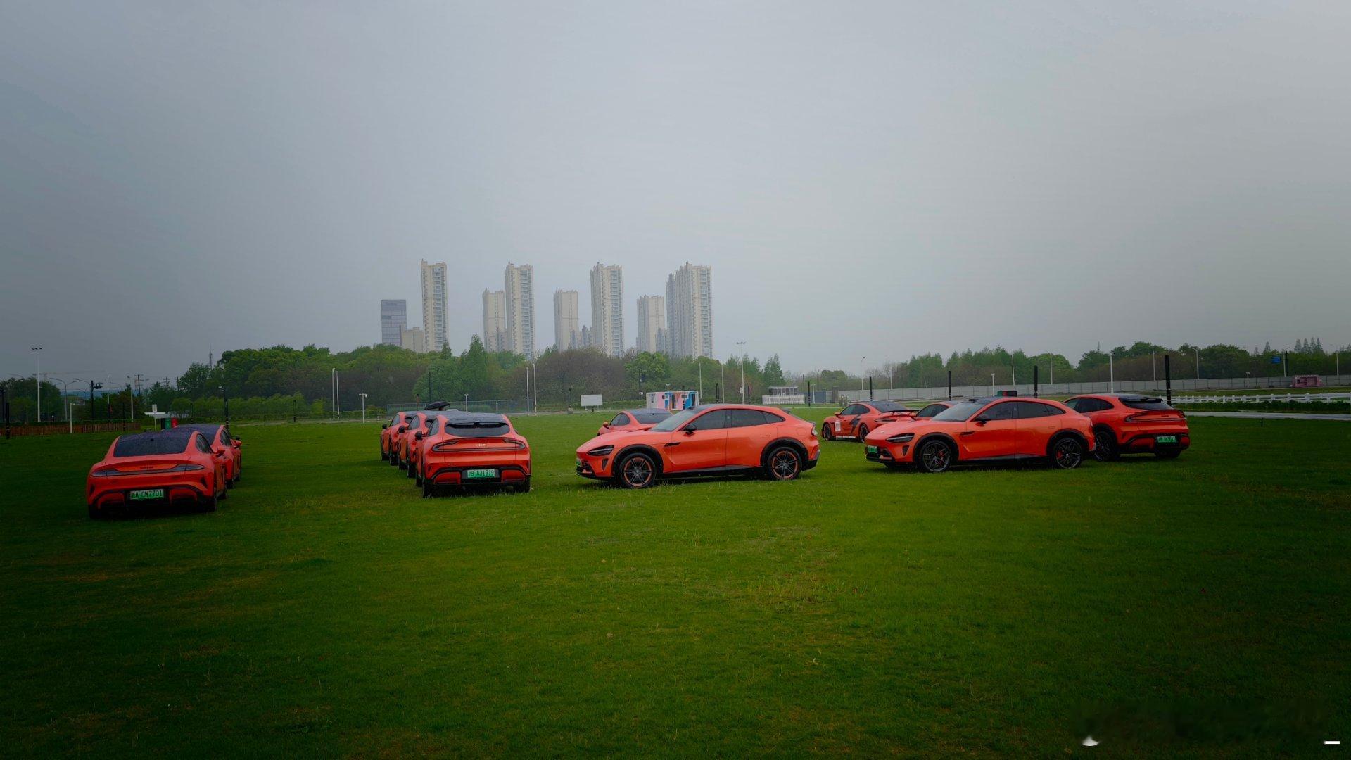 哇，太帅了。熔岩橙车队。雨天的熔岩橙一样美。