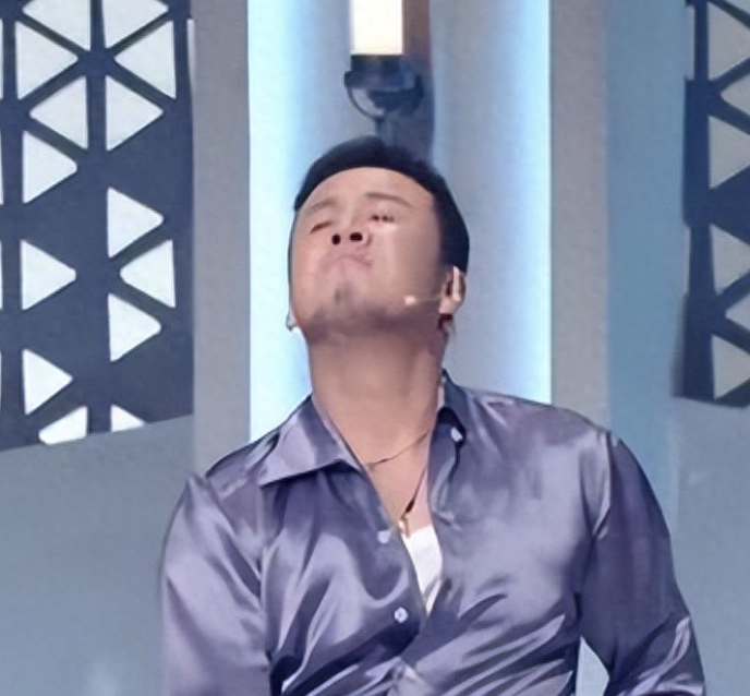 52岁杨坤秀魔鬼腰力综艺现场变健身直播间