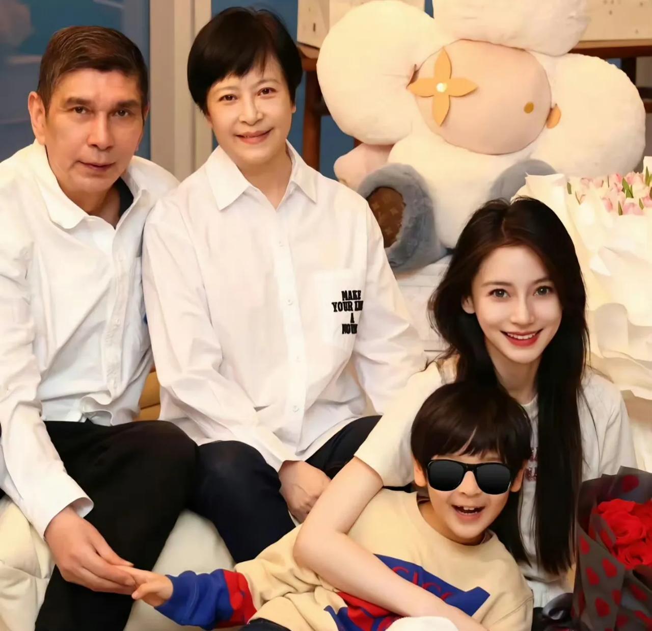杨颖晒全家福，一家人颜值都很高呢!其中最引人注目的当属她儿子小海绵，没想小