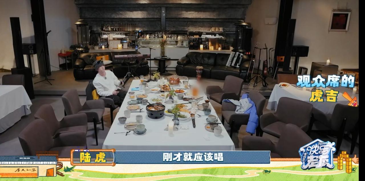 聚餐后，兄弟们都走光了，王栎鑫还在原地不动，陆虎见此停下了脚步。徒步虎跳