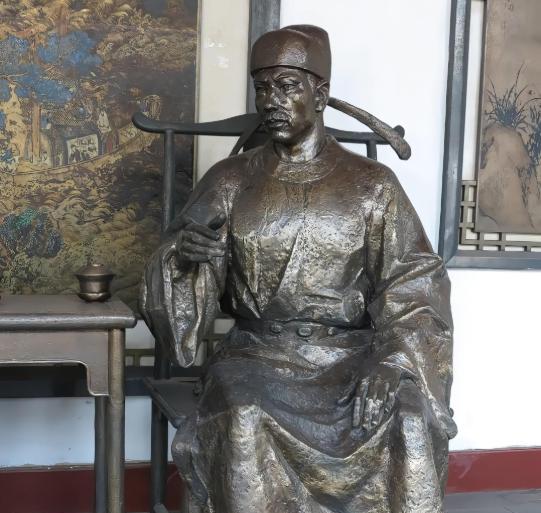 1042年，西夏铁骑突袭泾州。知州滕子京率数千民兵死守孤城，杀牛犒军，血战三日。