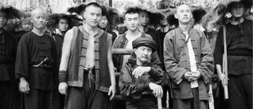 1950年3月，1000多名土匪被解放军伏击，狡猾的匪首秦胡子，却趁乱带着两个老