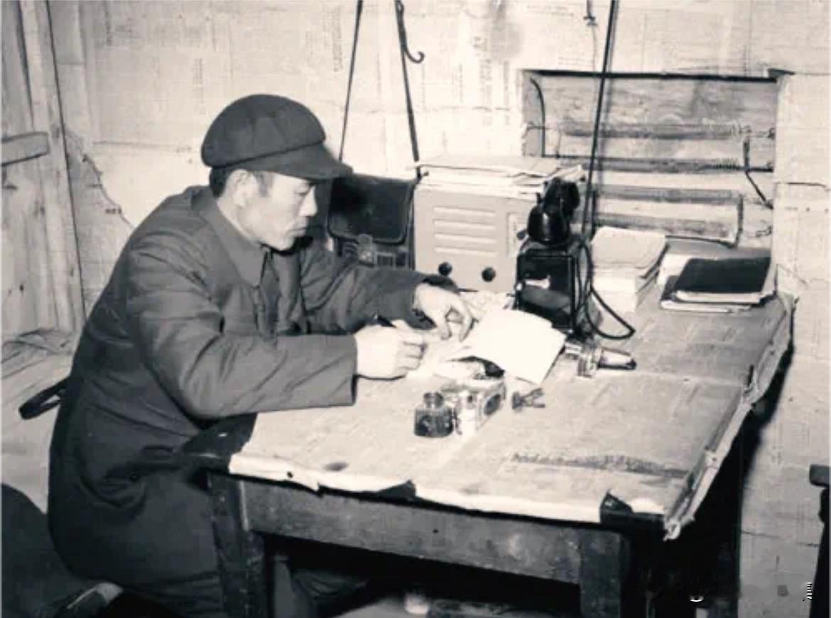 抗美援朝期间，邓华将军在志愿军总部工作的老照片。1950年10月志愿军入朝前，邓