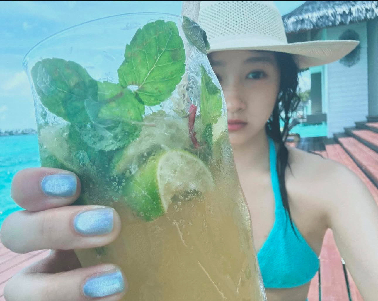 关晓彤早期黑皮风关晓彤日常生活照📷找到一些晓彤游泳照片