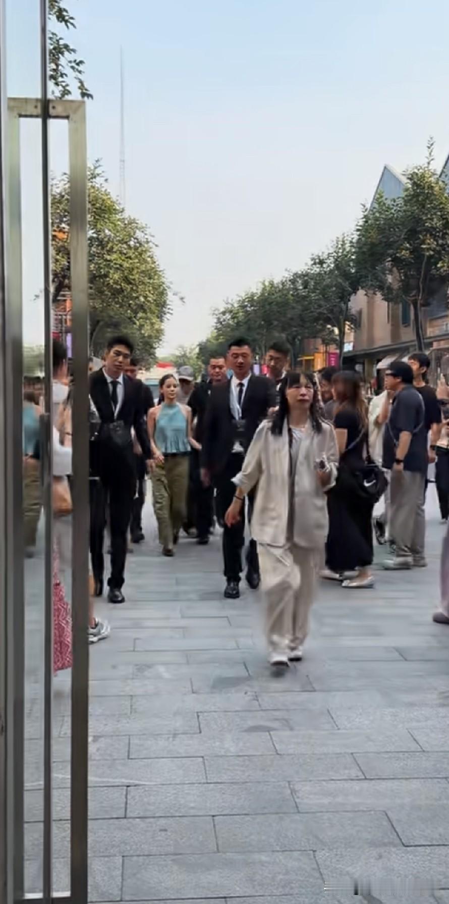 欧阳娜娜这身军绿裤装，真把我整不会了！七分五分八分十分，这是要把尺子玩坏啊？明明