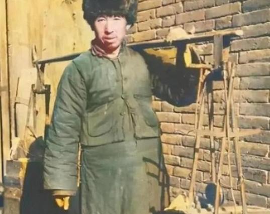 1941年，一个卖油郎问：“村里住多少八路？”小孩不假思索，脱口而出：“七八个！