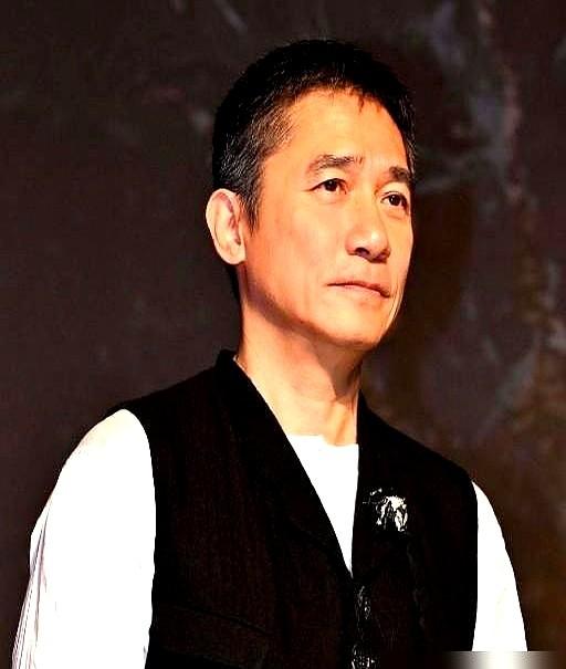 梁朝伟替黄日华背了30年黑锅，这事儿直到黄日华自己说出来，大家才恍然大悟。当