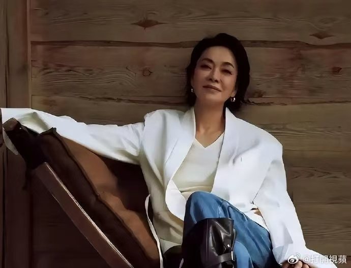 歌手总决赛毛阿敏第一次来歌手殿堂级的发言来了！第一次参加歌手的毛阿敏，总决赛现场