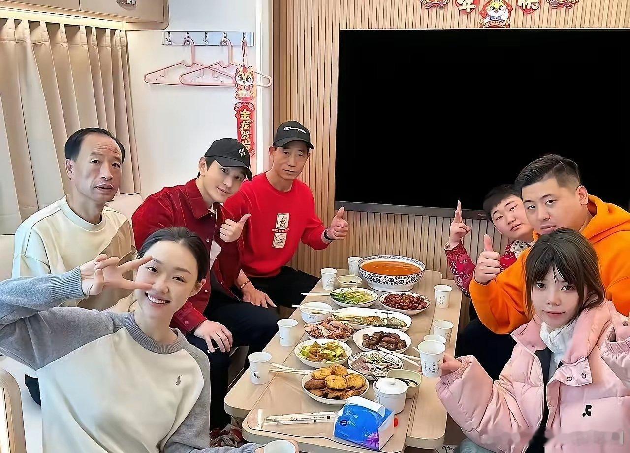 黄晓明家没有餐桌吗这么多人用茶几吃饭？