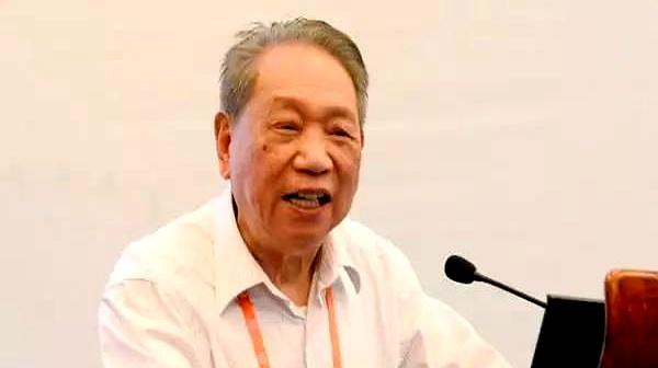 你说人老了最狠的报复是什么？不是有多少存款，而是走了以后儿女得请假在家翻你的破