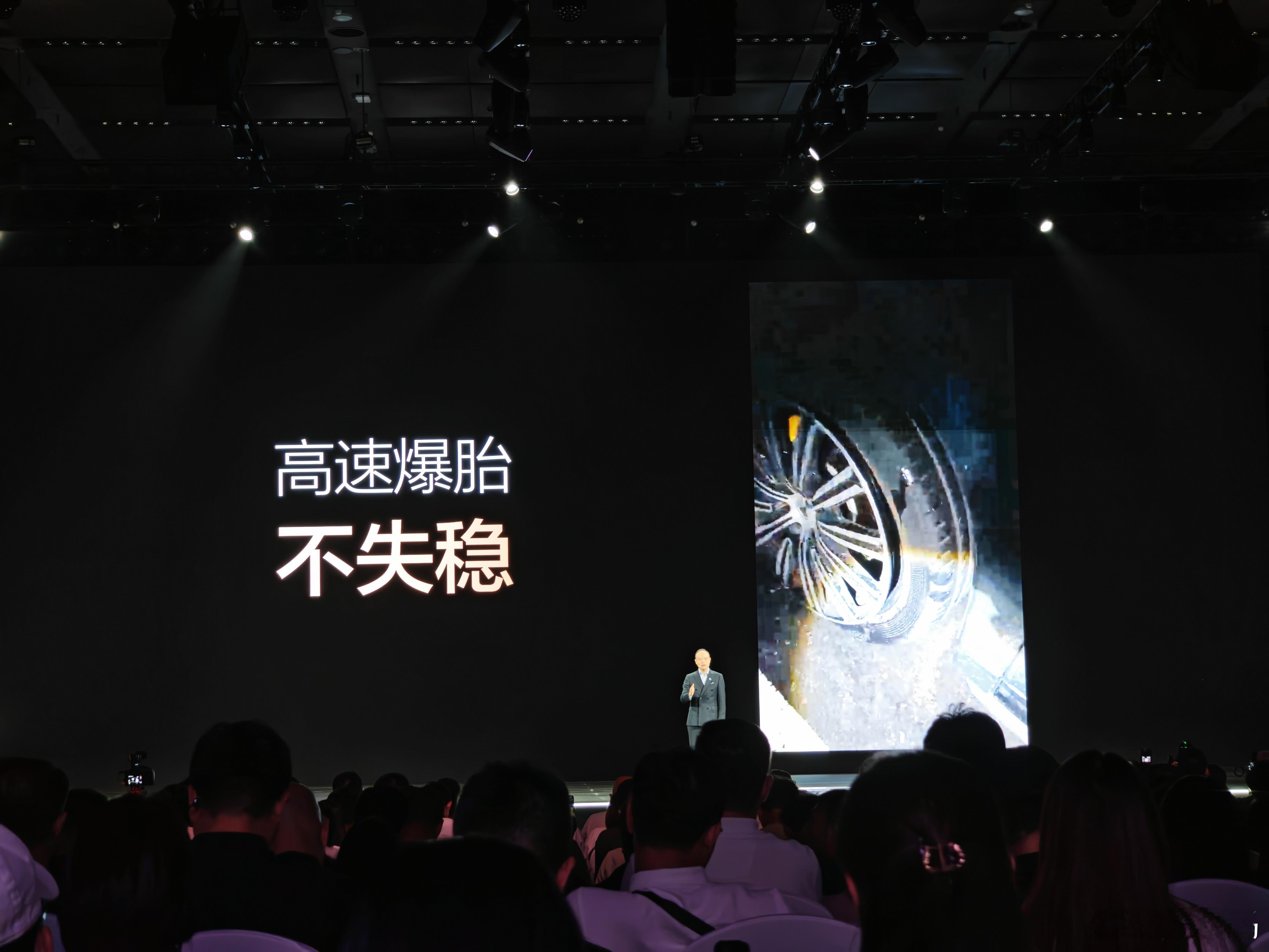 2026款腾势N9高速避让（鱼钩测试）三次创造行业记录，高速爆胎不失稳、暴风侧吹